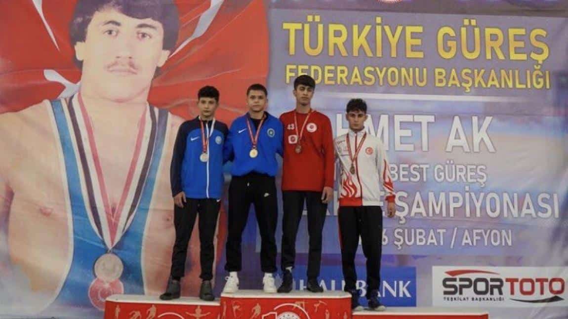 Okulumuz 10.Sınıf Öğrencisi Adnan Gölha U 17 Serbest Güreş müsabakalarında Türkiye 3.sü olmuştur.