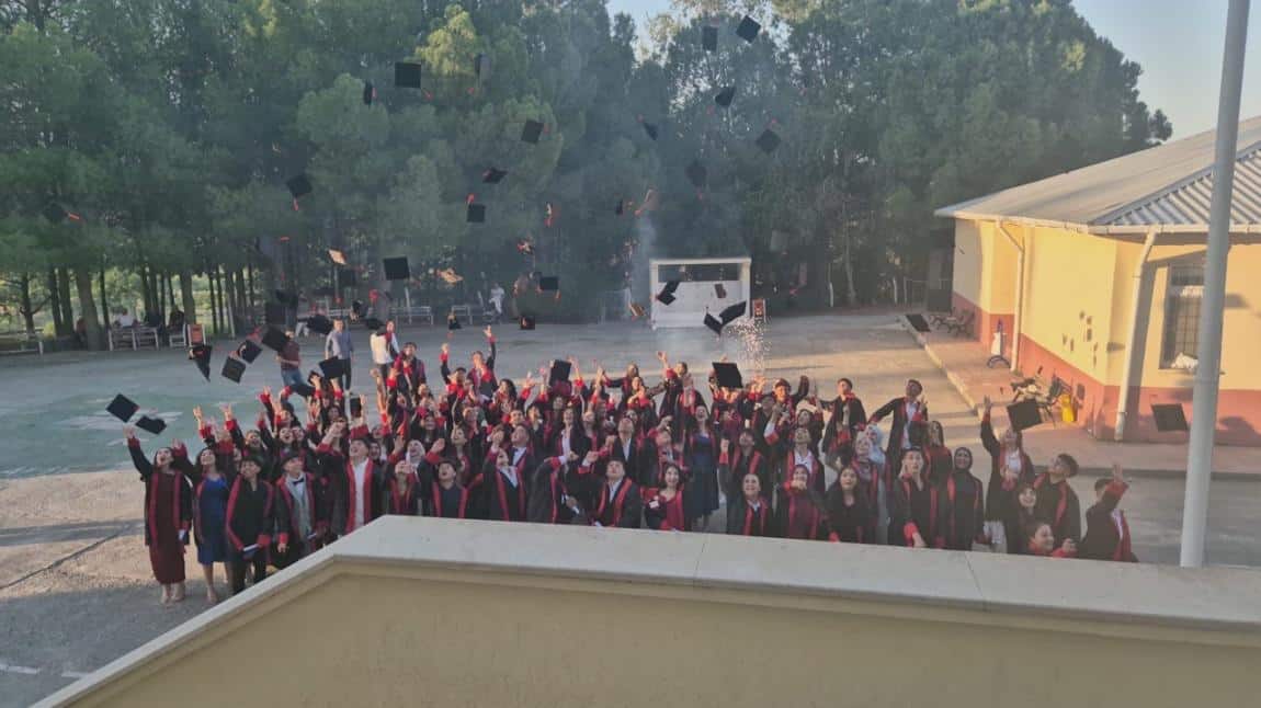 Okulumuzda Mezuniyet Törenimizi Coşku ve Gururla Gerçekleştirdik